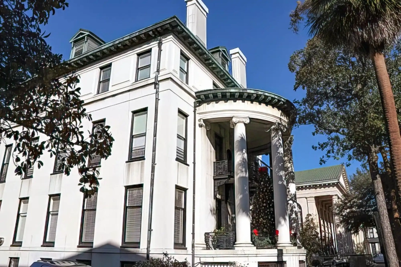 Fancy mansion at Chippewa Square