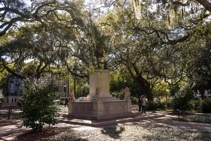Oaks and statue at the Chippewa Square