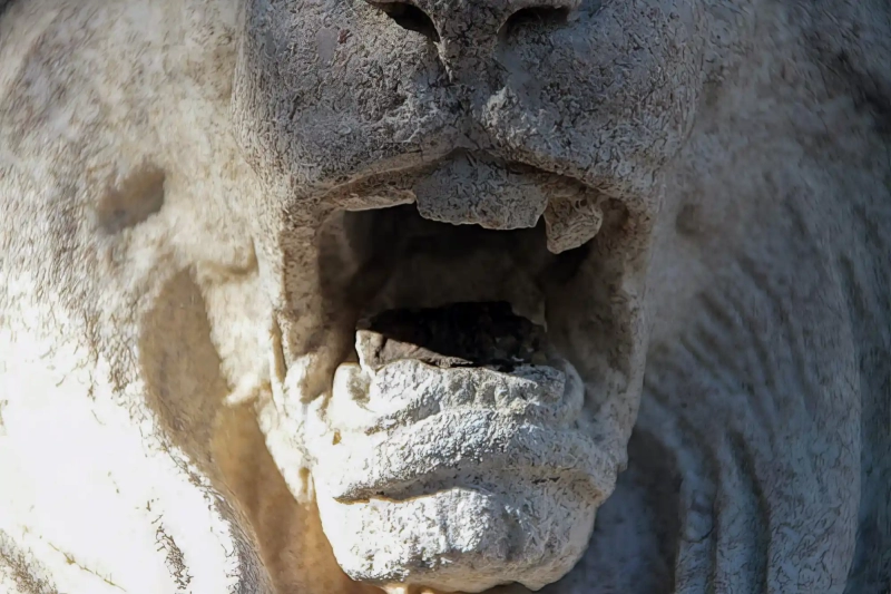 Gowling lion stone statue