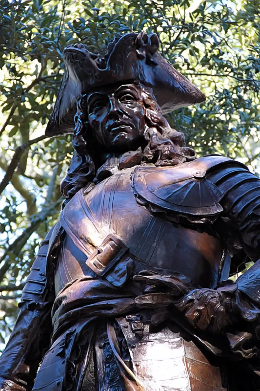 Who is statue at Chippewa Square in Savannah