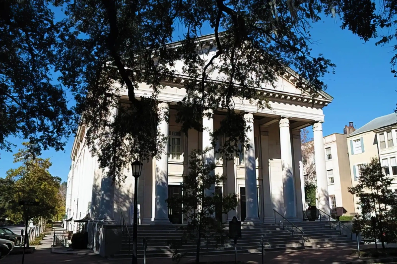 House with column in Savannah