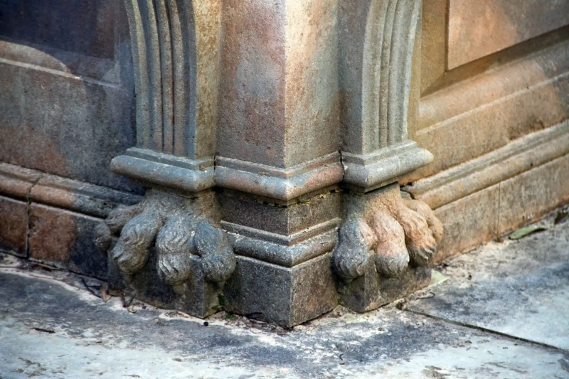 Claw grave decoration